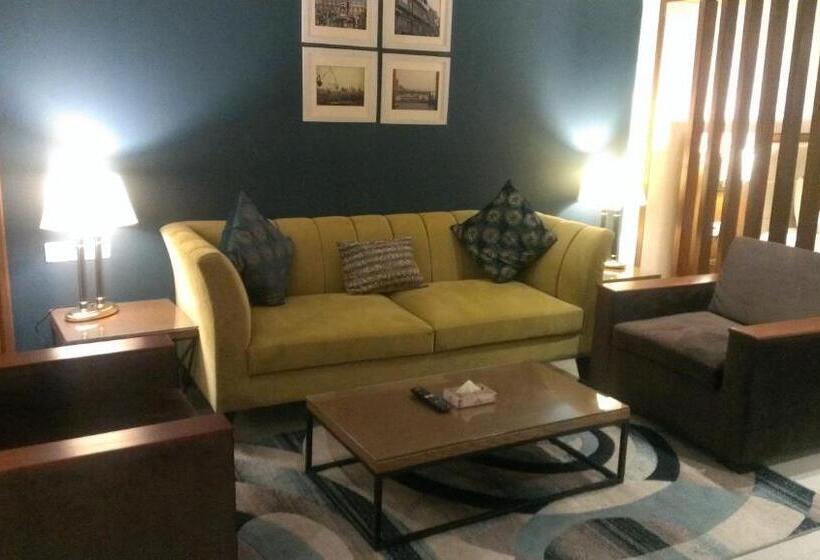 سوییت جونیور, Regent Plaza Hotel & Convention Centre