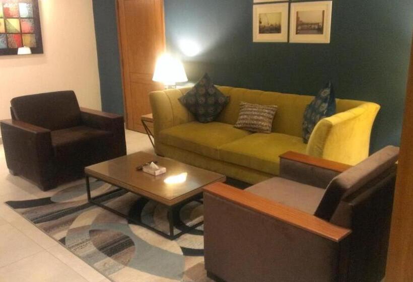 سوییت جونیور, Regent Plaza Hotel & Convention Centre