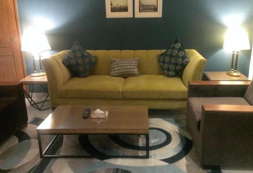 سوییت جونیور, Regent Plaza Hotel & Convention Centre