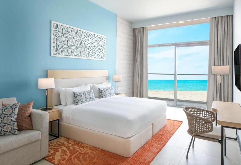 带大床的高级房间, Centara Mirage Beach Resort Dubai