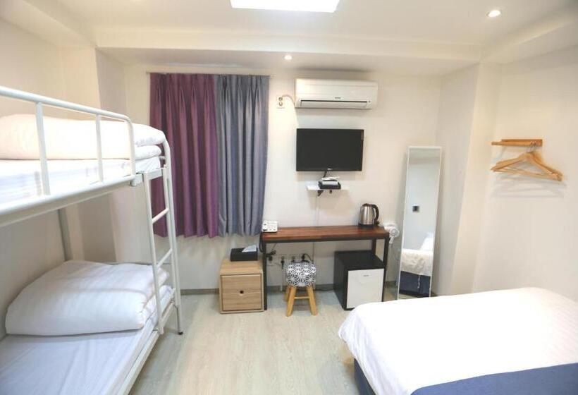 Quarto Familiar, Must Stay Hotel Myeongdong