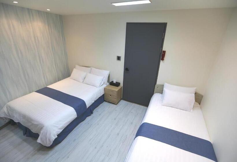 标准三人间, Must Stay Hotel Myeongdong