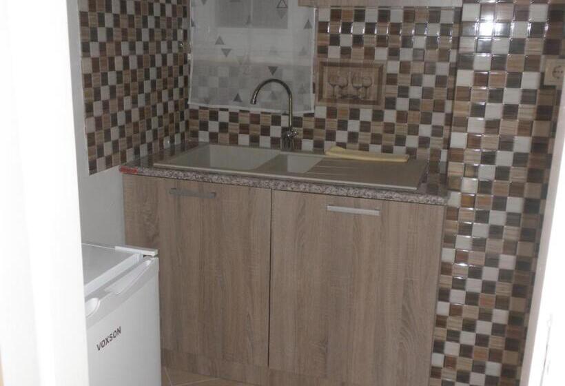 غرفة قياسية ثلاثية, Nikolakakis Rooms Lavrio