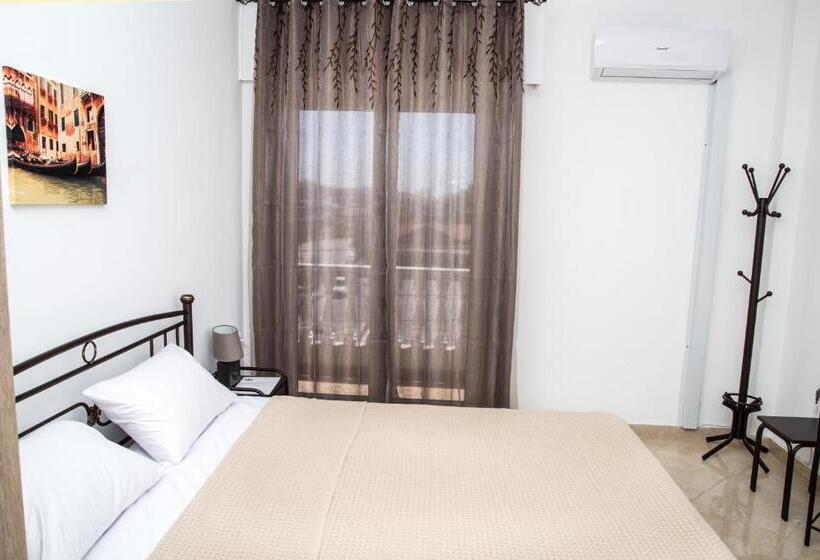 غرفة قياسية مزوَّدة بشُرفة, Nikolakakis Rooms Lavrio