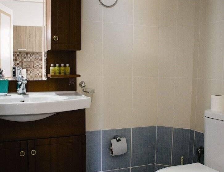 غرفة قياسية مزوَّدة بشُرفة, Nikolakakis Rooms Lavrio