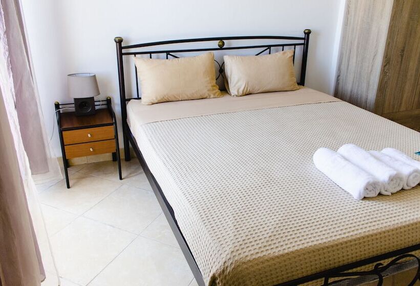 غرفة قياسية مزوَّدة بشُرفة, Nikolakakis Rooms Lavrio