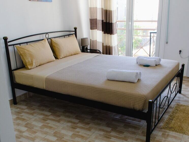 غرفة قياسية مزوَّدة بشُرفة, Nikolakakis Rooms Lavrio