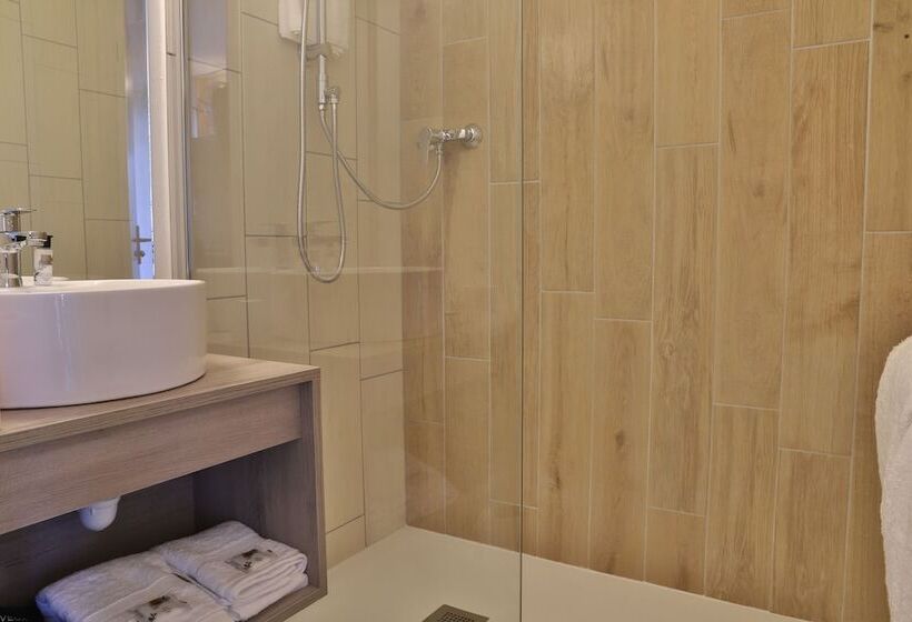 جناح جونيور, Sowell Family La Lauziere