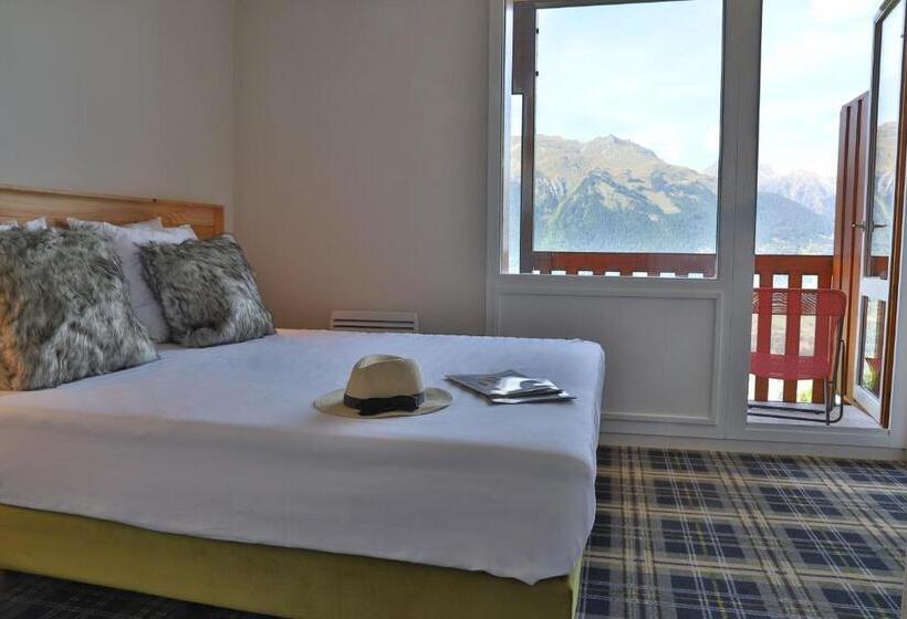 غرفة قياسية مزوَّدة بشُرفة, Sowell Family La Lauziere