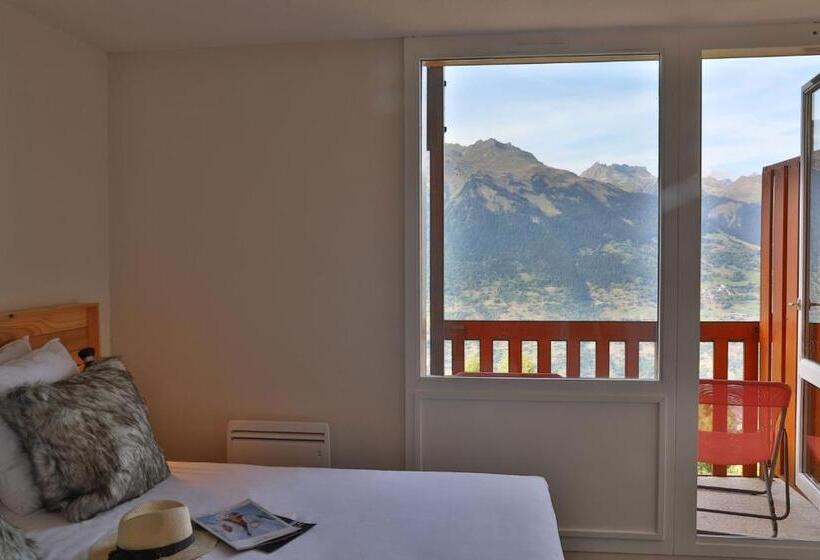 غرفة قياسية مزوَّدة بشُرفة, Sowell Family La Lauziere