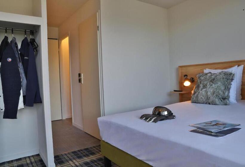 غرفة قياسية مزوَّدة بشُرفة, Sowell Family La Lauziere