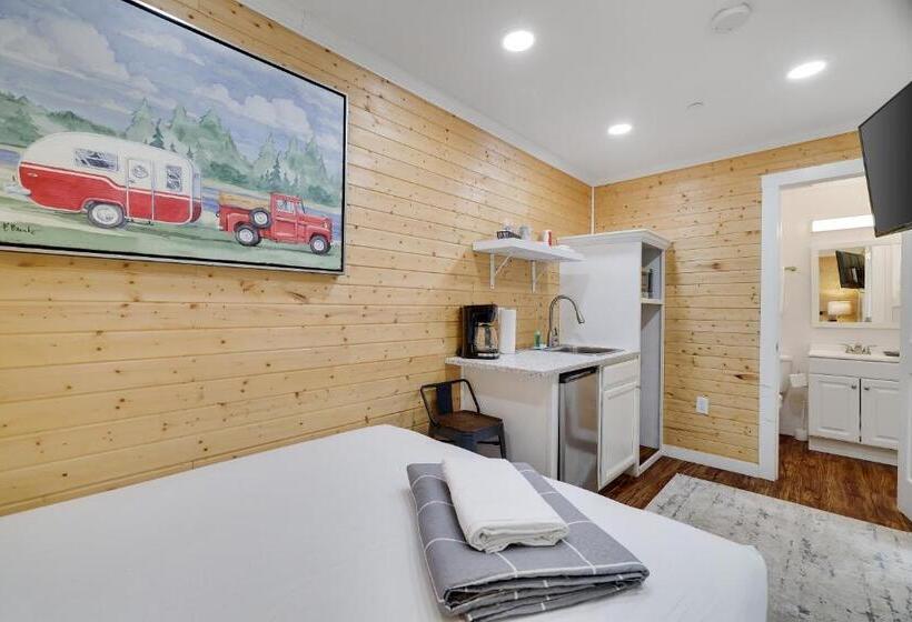 스탠다드 스튜디오, Camptel Poconos Lodging