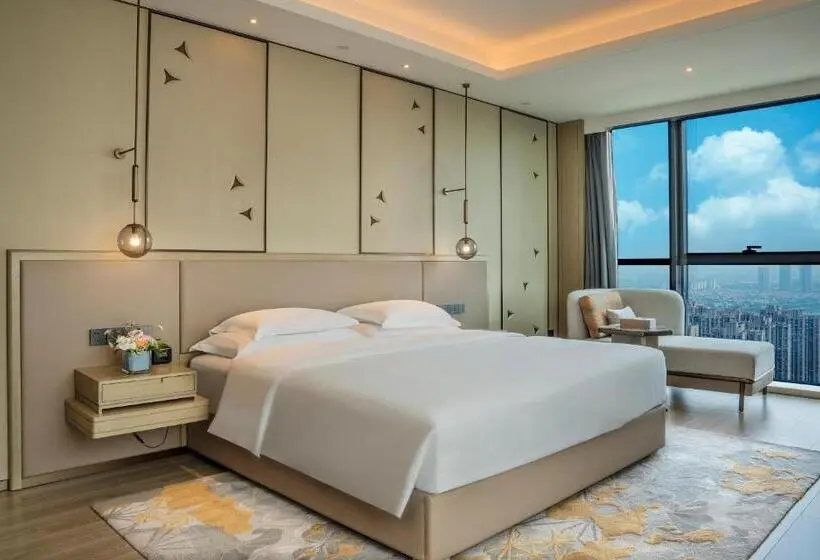 キングサイズベッドのスイートルーム, Crowne Plaza Changsha Development Zone By Ihg