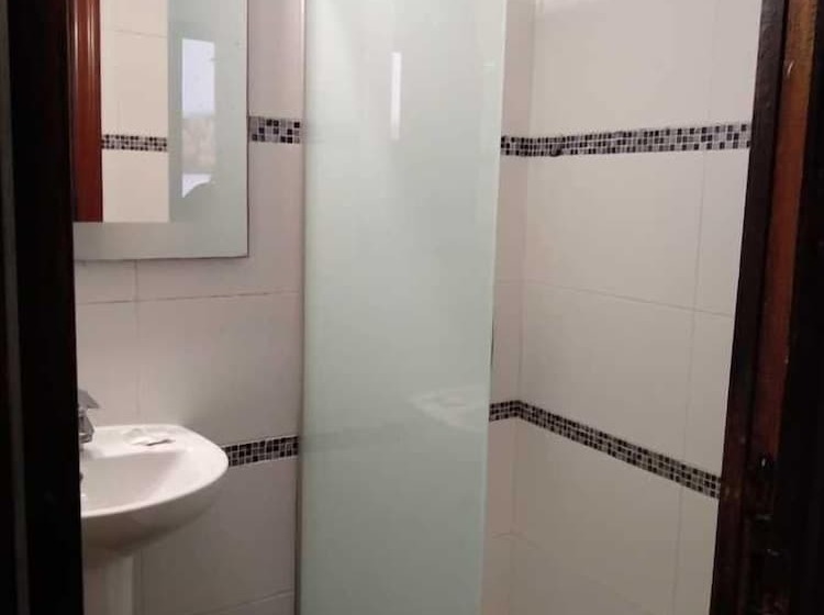 标准三人间, Hostal El Cid