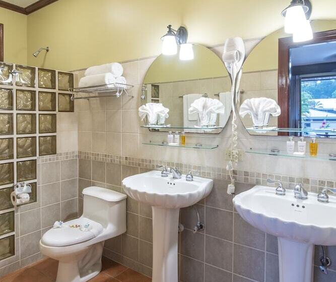 جناح جونيور, Casa Roland Golfito Resort