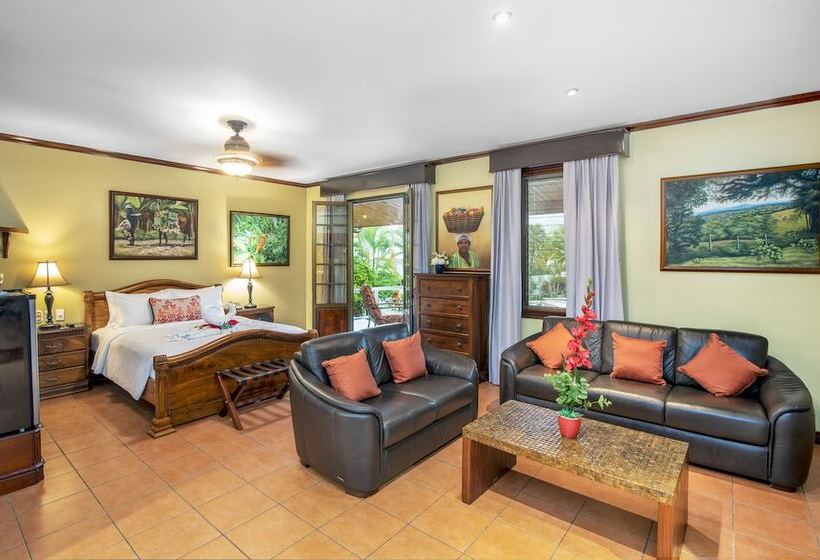 جناح جونيور, Casa Roland Golfito Resort