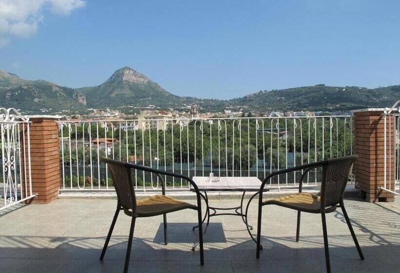 חדר סטנדרט נוף להרים, Cosmomare