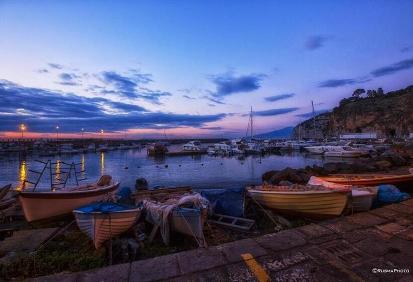 חדר סטנדרט לשלושה, Cosmomare