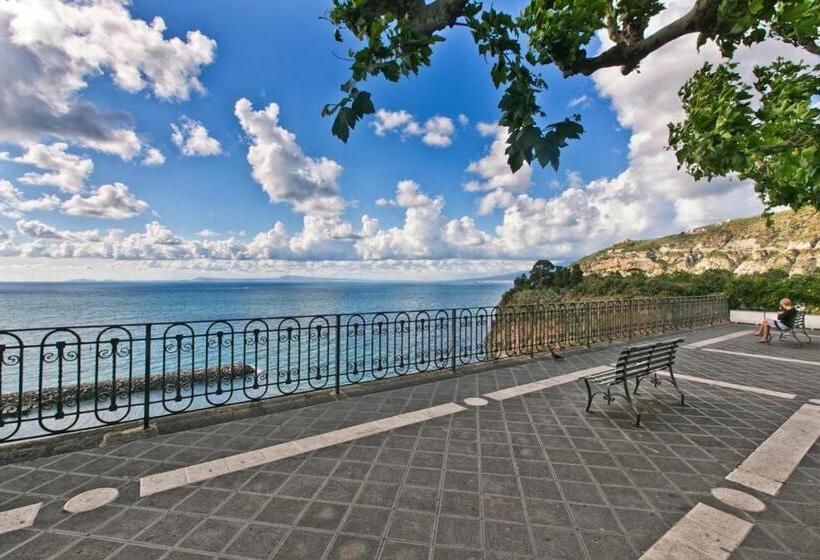 חדר סטנדרט לארבעה, Cosmomare