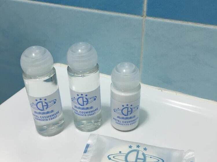 חדר סטנדרט לשלושה, Cosmomare