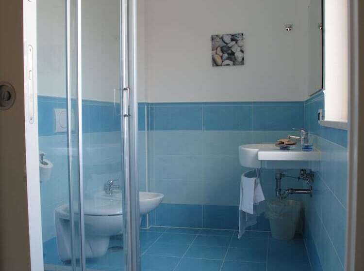 חדר סטנדרט לשלושה, Cosmomare