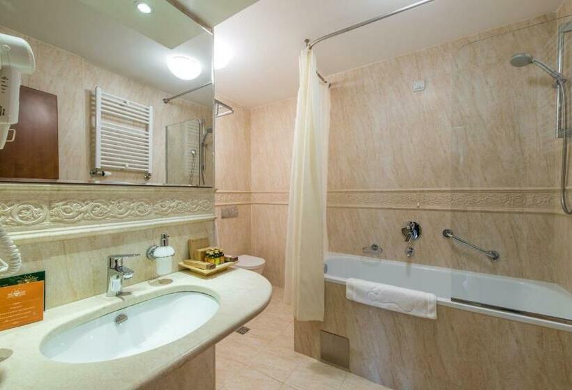 주니어 스위트, Moskva