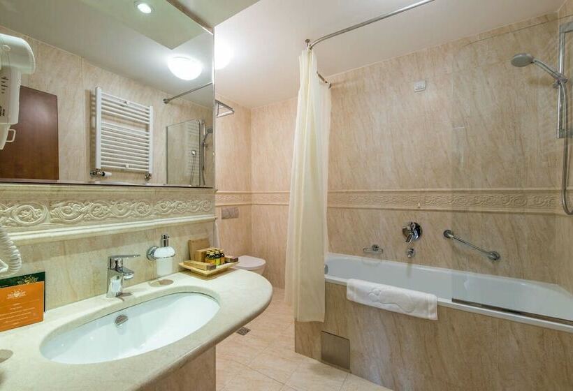 주니어 스위트, Moskva