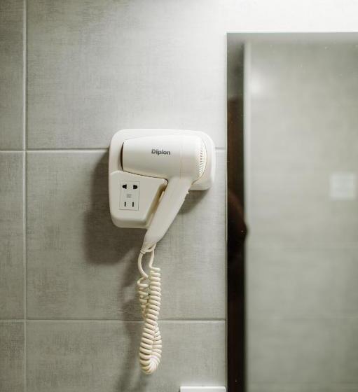 اتاق استاندارد سه نفره, Nais