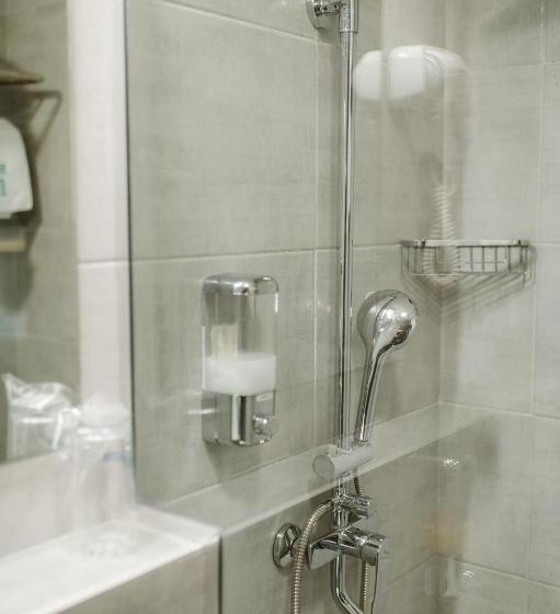 اتاق استاندارد سه نفره, Nais