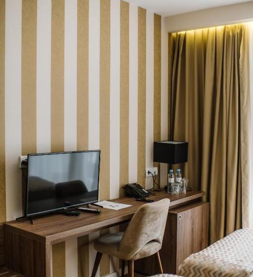 اتاق استاندارد سه نفره, Nais