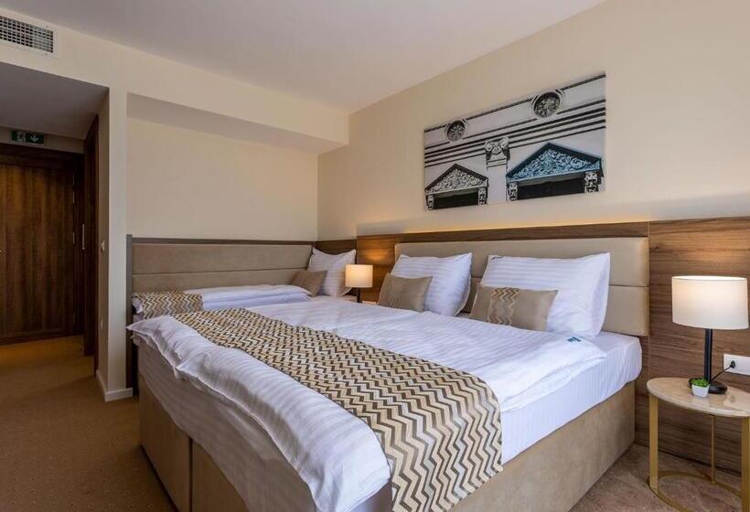 اتاق استاندارد سه نفره, Nais