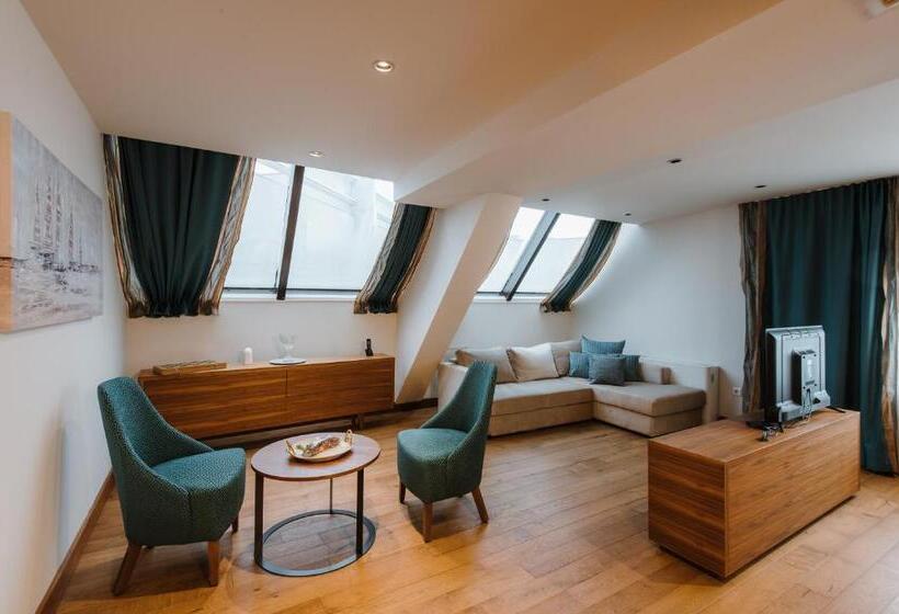 آپارتمان سوپریور 1 خوابه, Nais