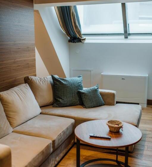 سوییت لوکس, Nais