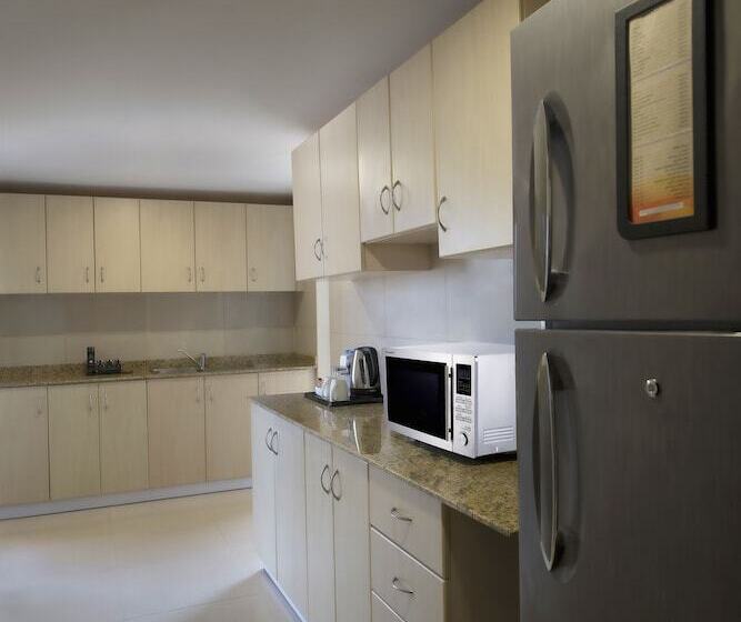 سوییت با چشم‌انداز دریا, Two Seasons Hotel & Apartments