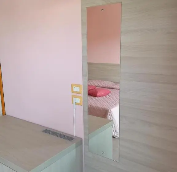 اتاق راحتی سه تخته, Clodi