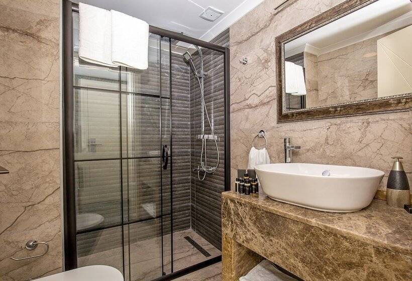 اتاق لوکس, The Lea