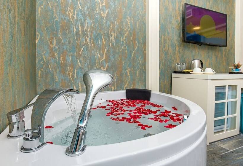 اتاق لوکس, The Lea