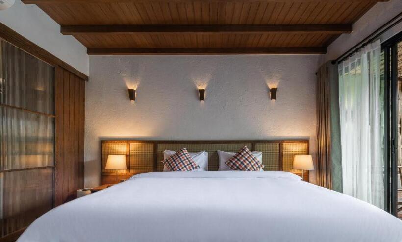 带泳池观景的豪华房, Phapok Eco Resort