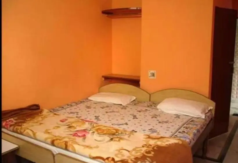 Economy Room, Divya