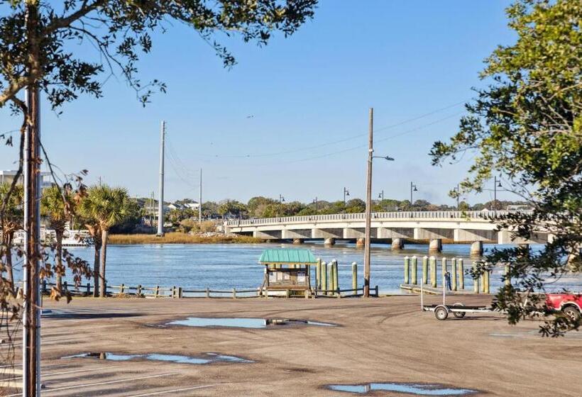 带露台的标准工作室, Folly With Marsh And Sunset Views