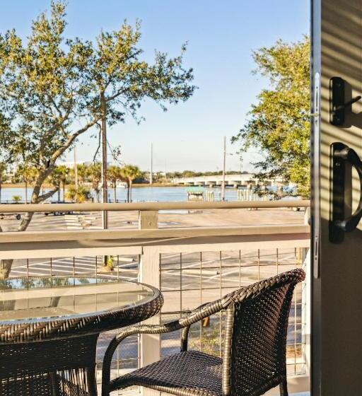 带露台的标准工作室, Folly With Marsh And Sunset Views