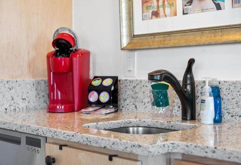 高级套房, Folly With Marsh And Sunset Views