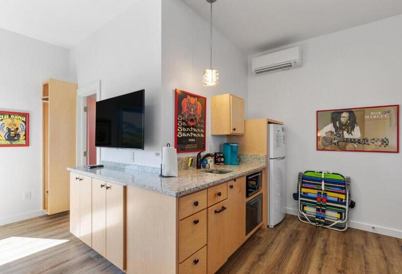 标准工作室, Folly With Marsh And Sunset Views