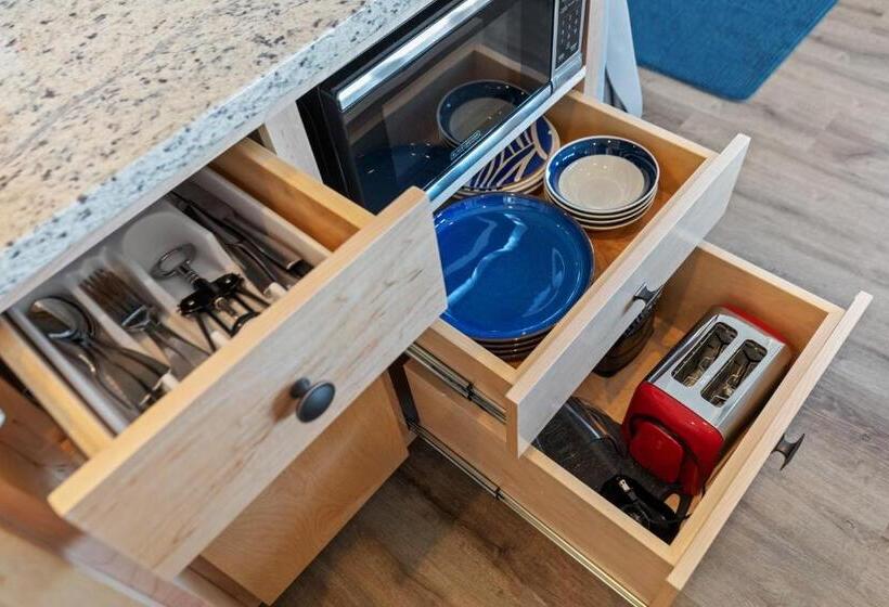 标准工作室, Folly With Marsh And Sunset Views