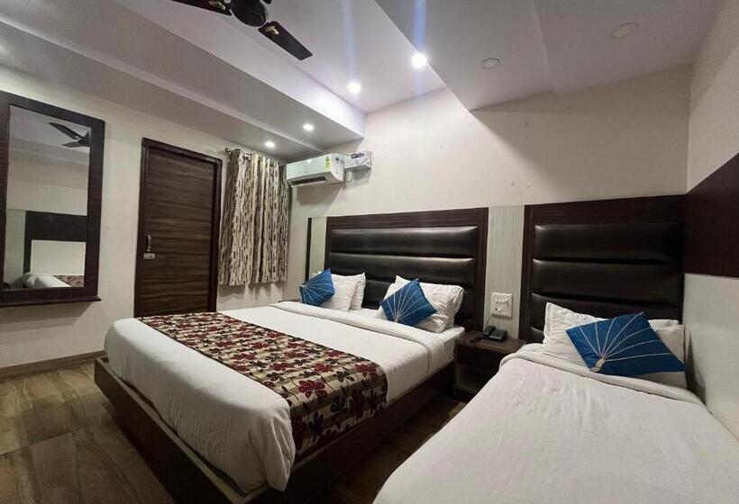 חדר אקזקיוטיב לשלושה, Rajshree Agra