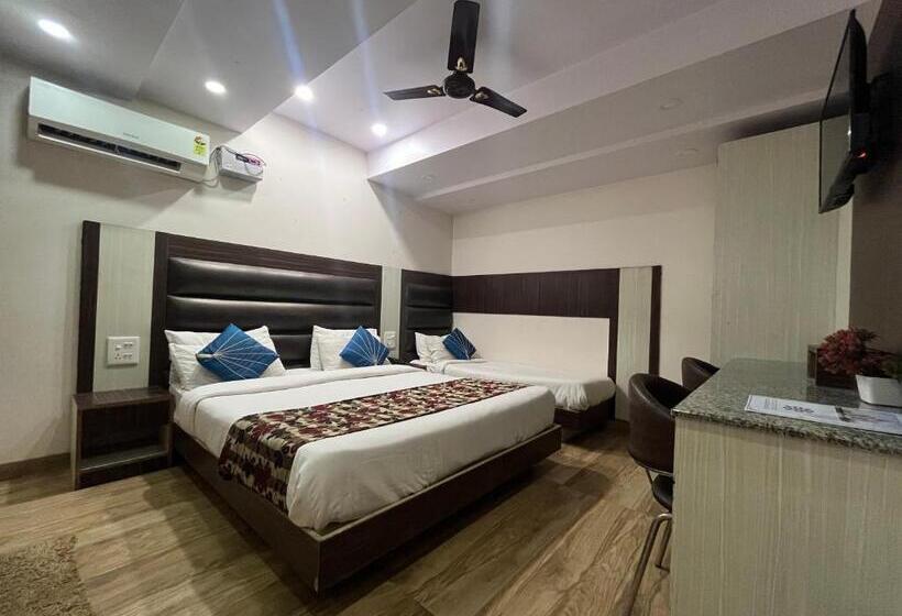 חדר אקזקיוטיב לשלושה, Rajshree Agra