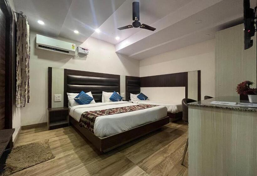 חדר אקזקיוטיב לשלושה, Rajshree Agra