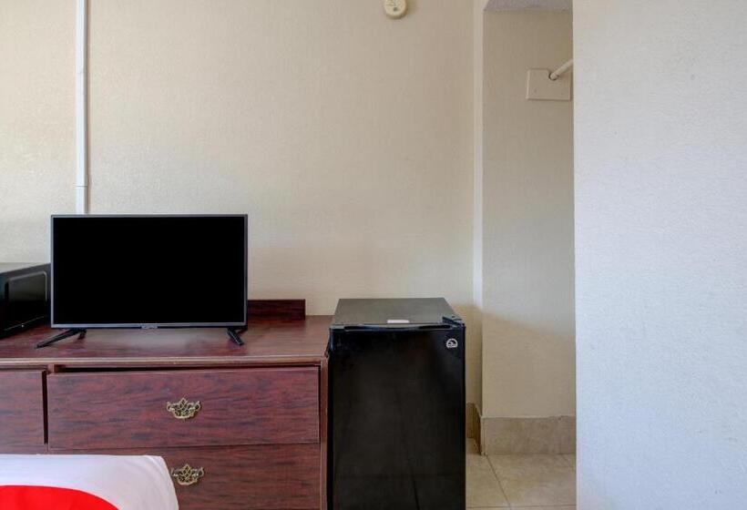 חדר דחוקס עם מיטת קינג, OYO Douglas GA US-441