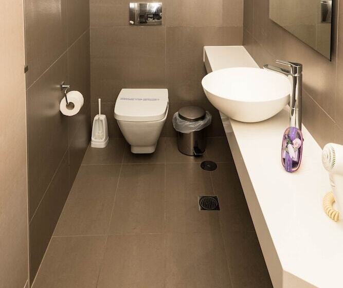 이코노미 룸, Anna Maria Village