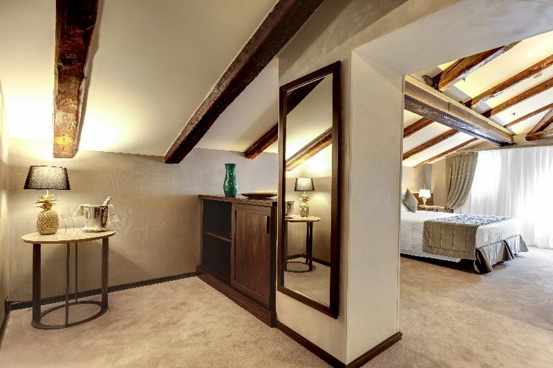 اتاق لوکس, Pouso Real